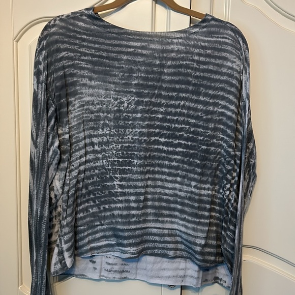 Gray / White Pattern long sleeve shirt.  Women’s Large - Picture 2 of 6